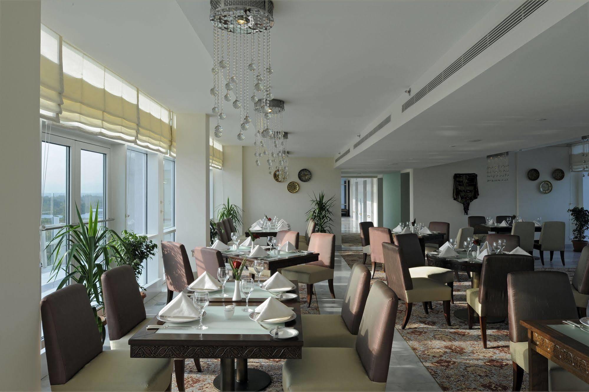 Dushanbe Serena Hotel Restaurant foto